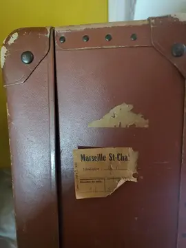 authentique valise en carton