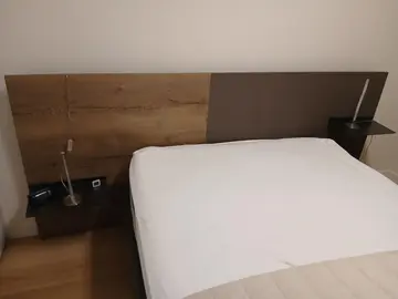 Tête de lit avec deux chevets pour lit 140 cm prise intégrée