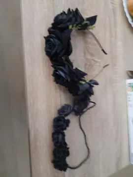 deux serré tête à fleurs noires