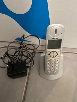 Téléphone fixe avec base et chargeur