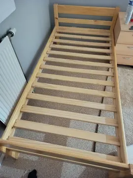 Donne lit une place+2 matelas (lit et 1er matelas très bon état)