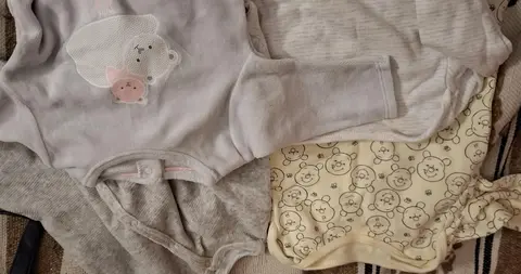 4 vêtements bb 6 mois état neuf