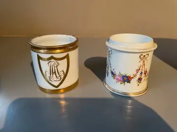 petits pots en porcelaine