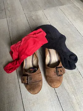 chaussures en cuir et chaussettes