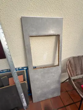 Plan de travail gris clair avec emplacement évier ou plaque de cuisson