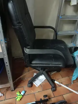 Vieux fauteuil de bureau simili cuir