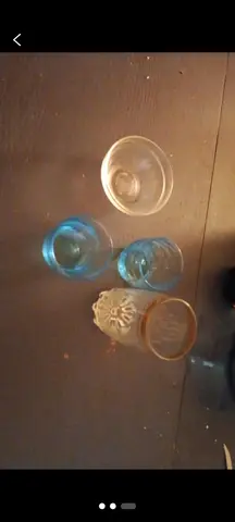 donne tasse et verre et des assiettes a dessert