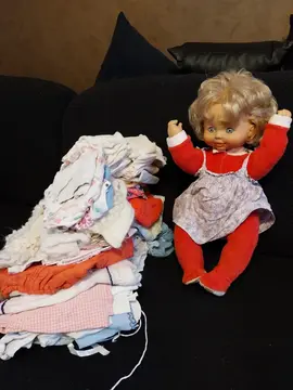 Poupée 50 cm, avec vêtements, beaucoup utilisée, peu encore faire des heureux.