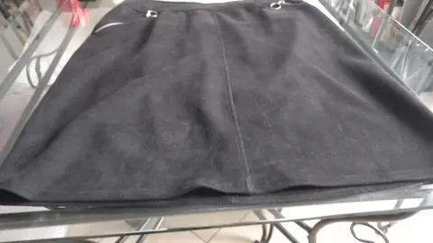 jupe noire en suédine Taille 48