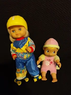 2 poupées, dont une qui fait du patin à roulettes, marche à piles