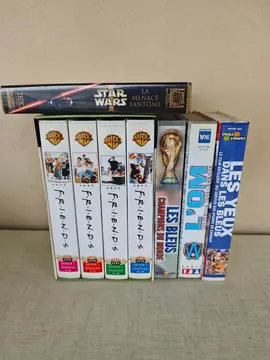 cassettes VHS, friends S1, Star Wars I, football EDF, OM