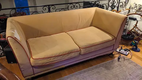 canapé en tissu jaune liserets rouges