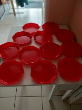 12 assiettes en plastique