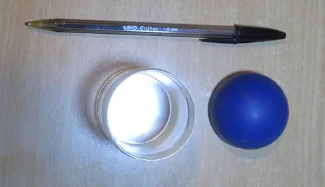 Petite boite en plastique translucide cylindrique avec couvercle bleu