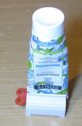 Enrouleur de tubes (type tube de dentifrice/crème hydratante)