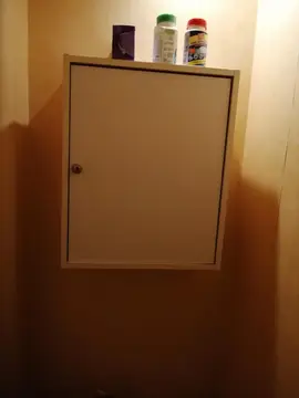 Petit meuble à pharmacie