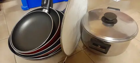 un lot pas induction de 6 poêles + 1 faitout + 1 couvercle