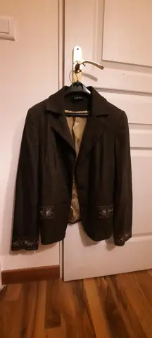 2 vestes et 2 tailleurs pantalon femme