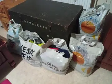 lot de sacs d'habits homme, femme, enfants, tailles diverses+ chaussures