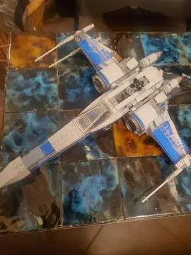 vaisseaux type LEGO incomplets mais plein de potentiel