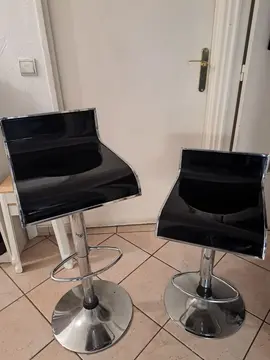 Deux tabourets de bar noirs en métal