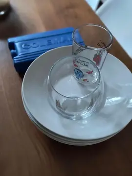 4 assiettes creuses et verres