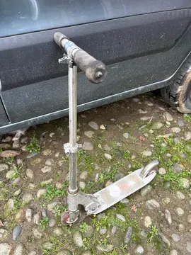 trottinette avec frein au pied ,elle n’est pas électrique ! prévoir de changer les poignées caoutcho