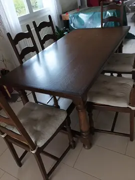 table avec 6 chaises couleur sombre