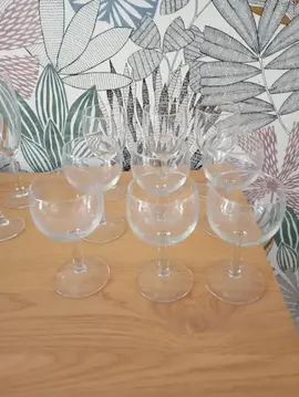Lot de 7 flutes à champagne et de 9 verres à vin