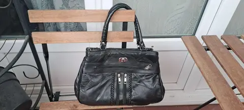 sac à main avec nombreux compartiments et poches