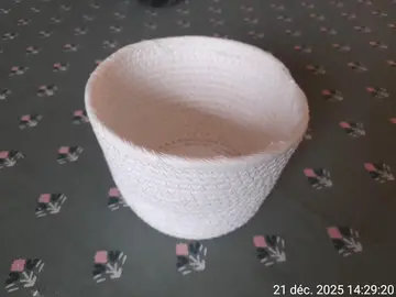 Petite corbeille blanche tressée