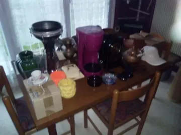 de nombreux objets , bibelots , etc