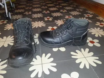 Chaussures de sécurité coquées pointure 38 - état neuf