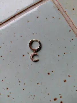 une seule boucle d'oreille