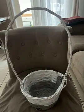 panier gris et blanc