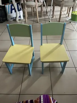 chaises enfant bleu er jaune
