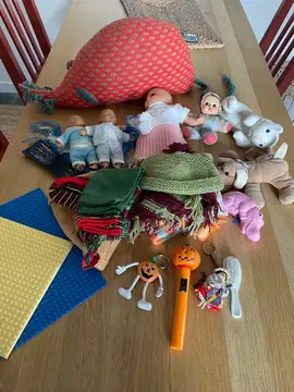 Jouets divers (poupées, habits de poupée faits main, petits jeux, éventail, grosse souris en tissu…)