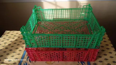 2 paniers en plastique vert et rouge 30 cm x 40 cm