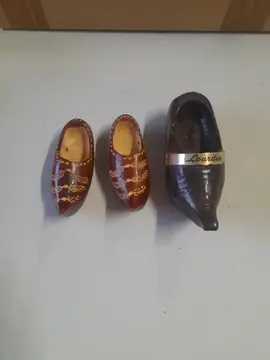 3 petits sabots en bois dont 1 de Lourdes