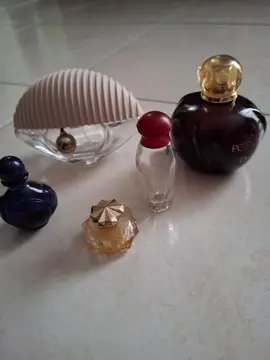 flacons de parfum vides