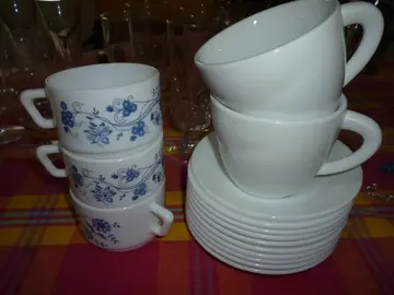 3 tasses cfé arcopal et soucoupes les tasses chocolat sont données