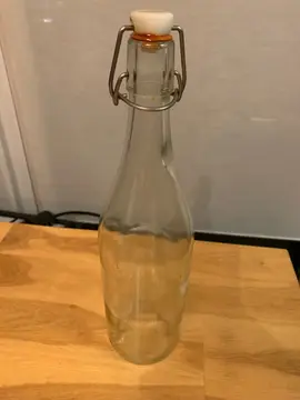 carafe en verre avec bouchon