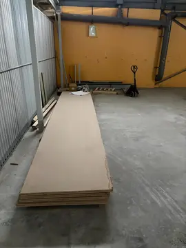 Ferrailles, planches de contreplaqué, carton et bouts de bois