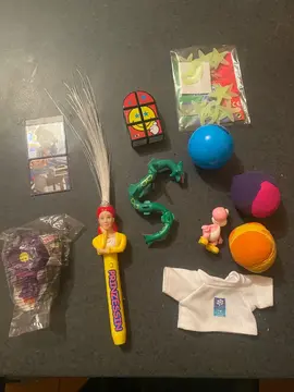 lot de petits jouets enfants