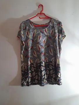 petit haut motif feuilles/plumes T 5