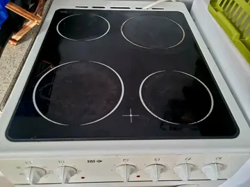 Donne cuisiniere vitroceramique FAR 4 feux