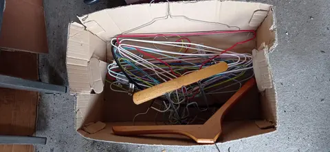 lit de cintres bois, plastiques et métalliques