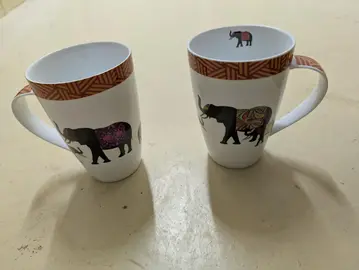deux grandes tasses en faïence, motif éléphants