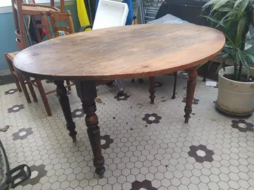 Table ovale en bois avec rallonge de chaque côté : 125 cm x 104. Peut dépanner.