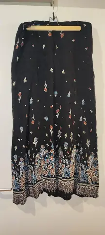 Jupe noir à motif fleurie